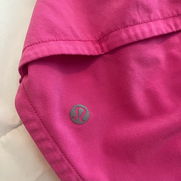 Lululemon size 8 speed up low rise 2.5 inseam SONIC PINK - Picture 3 of 4